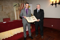 Entregando al periodista e investigador Paolo Caucci el Premio Aymeric Picaud del Camino de Santiago Francés, un galardón impulsado por la Liga de Asociaciones de Periodistas del Camino de Santiago