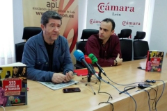 Junto al periodista y locutor Carlos Santos en su presentación en León de su libro "333 historias de la transición"