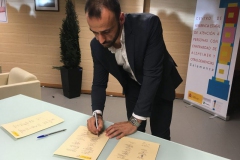 Firmando la 'Declaración de Salamanca' sobre el tratamiento del Alzheimer en los medios de comunicación