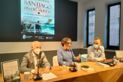 Presentando junto al periodista Jesús Bastante su libro 'Santiago en el fin del mundo'